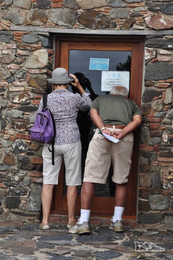 Museu dos Azulejos, fechado para almoço. Em Colonia del Sacramento, no sul do Uruguai